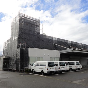 松本市　メディセオ松本支店様　足場工事 イメージ1